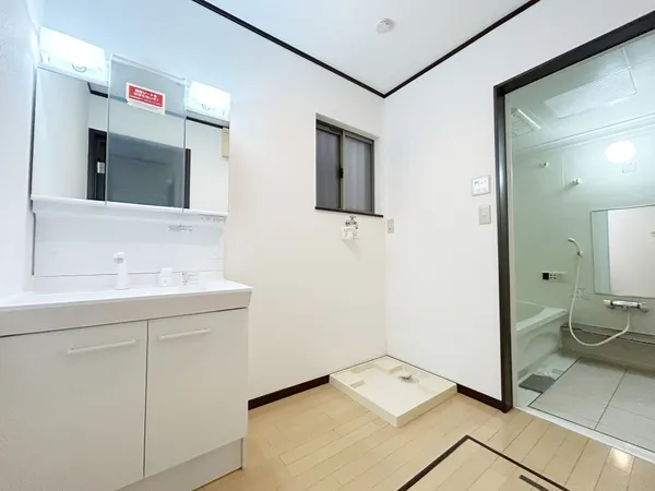 三面鏡付洗面化粧台です