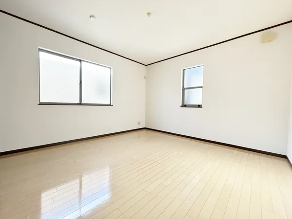 洋室約8.0帖　南向きにつき日当たり良好