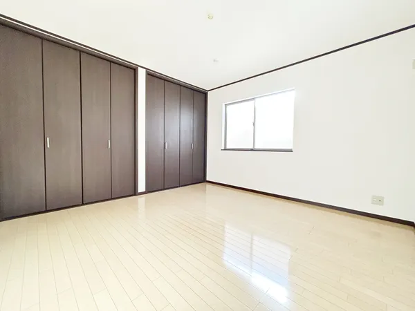 洋室約8.0帖　南向きにつき日当たり良好