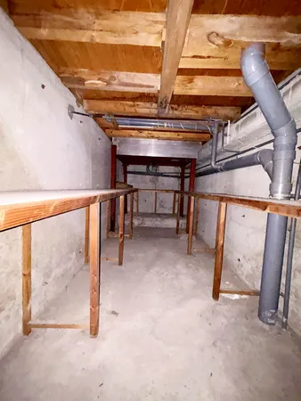 車庫横に収納庫がございます