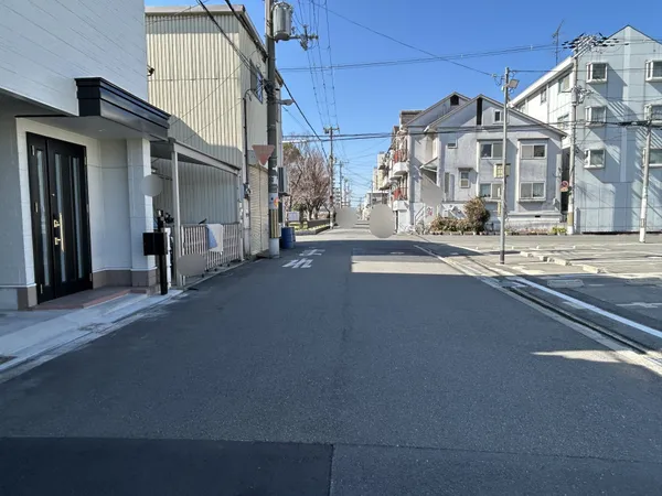 前面道路を含む外観