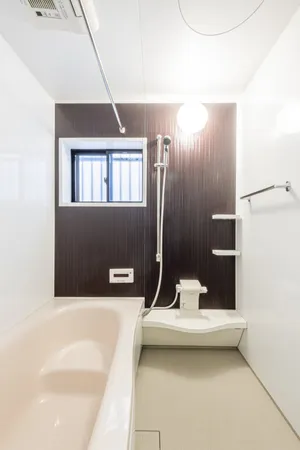 浴室には窓がございます。