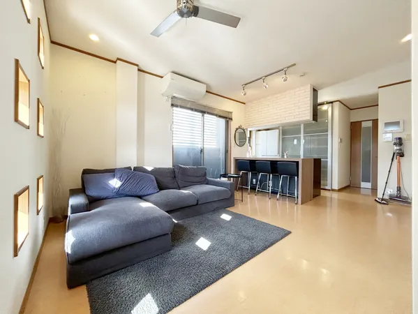 LDK　約15.0帖リビング・ダイニング・キッチンにはそれぞれ床暖房がございます。※室内写真の家具・照明等の調度類は価格に含まれません。