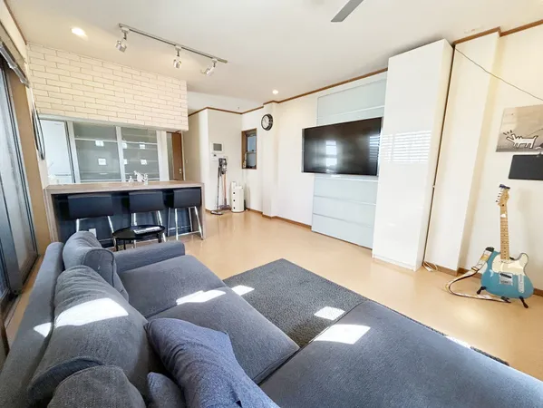 LDK　約15.0帖リビング・ダイニング・キッチンにはそれぞれ床暖房がございます。※室内写真の家具・照明等の調度類は価格に含まれません。