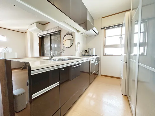 キッチン食器洗浄乾燥機がございます。※室内写真の家具・照明等の調度類は価格に含まれません。