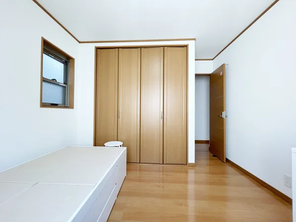 北側洋室　約5.0帖※室内写真の家具・照明等の調度類は価格に含まれません。