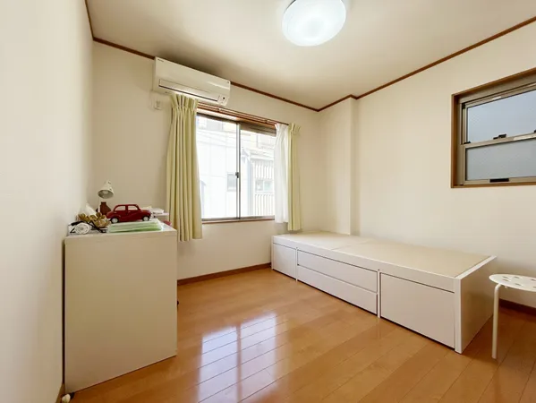 北側洋室　約5.0帖※室内写真の家具・照明等の調度類は価格に含まれません。