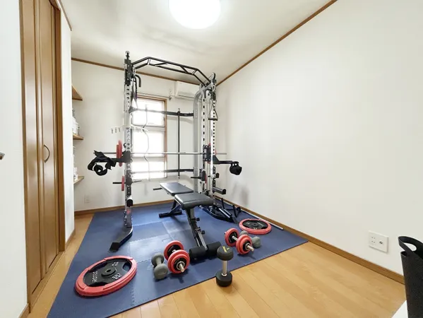 中央洋室　約5.0帖※室内写真の家具・照明等の調度類は価格に含まれません。