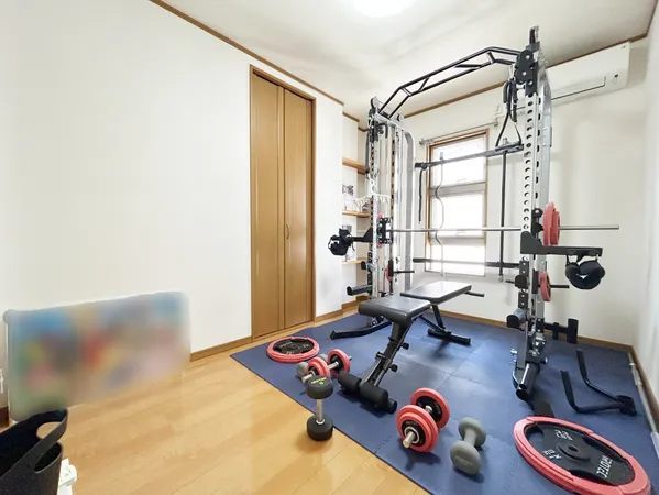 中央洋室　約5.0帖※室内写真の家具・照明等の調度類は価格に含まれません。