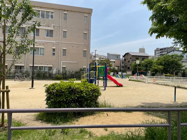 徒歩6分。