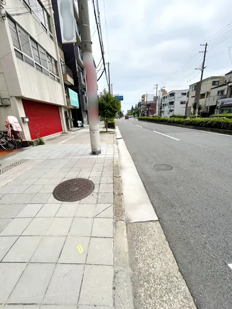 長居公園東筋に面します（幅員約25ｍ）
