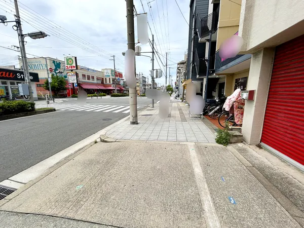 長居公園東筋に面します（幅員約25ｍ）