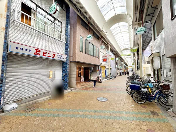 天下茶屋駅前商店街に面する店舗付き住宅です