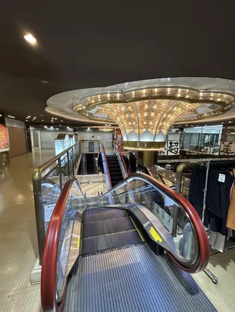 ２階エスカレーター前