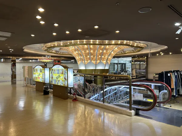 ２階エスカレーター前