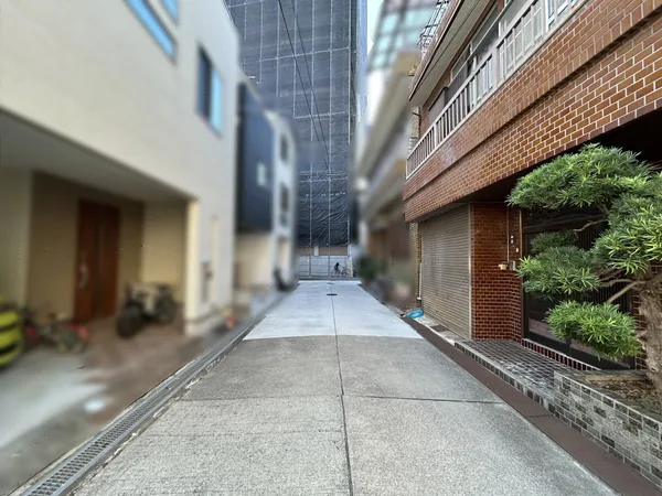 こちらが前面道路含む外観写真でございます。