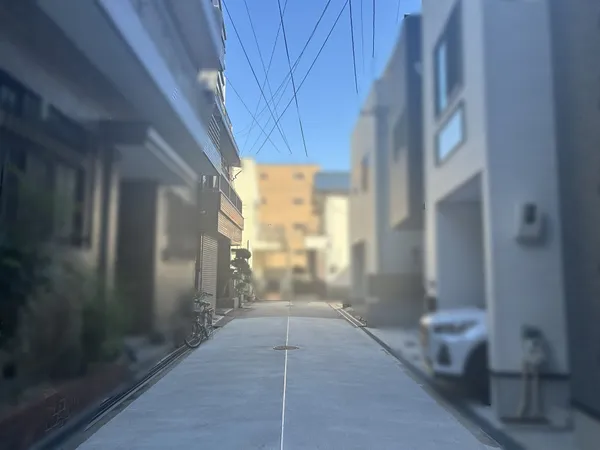 こちらが前面道路含む外観写真でございます。