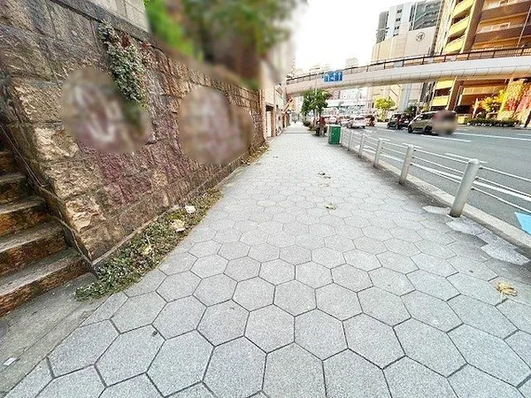 こちらが西向きの前面歩道でございます。