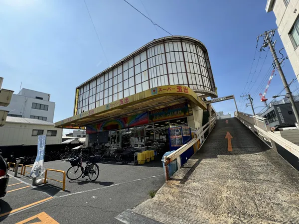 徒歩8分。