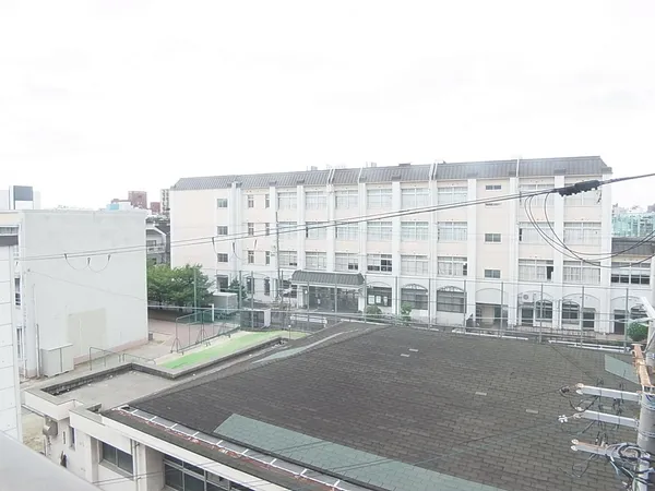 徒歩5分。