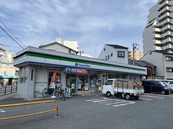 徒歩5分。