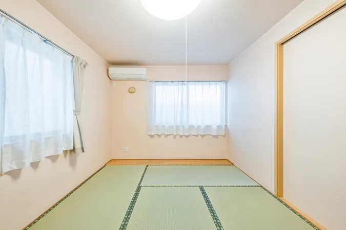 約6.5帖の和室。南・東に採光あり