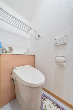 温水洗浄便座付きのトイレです