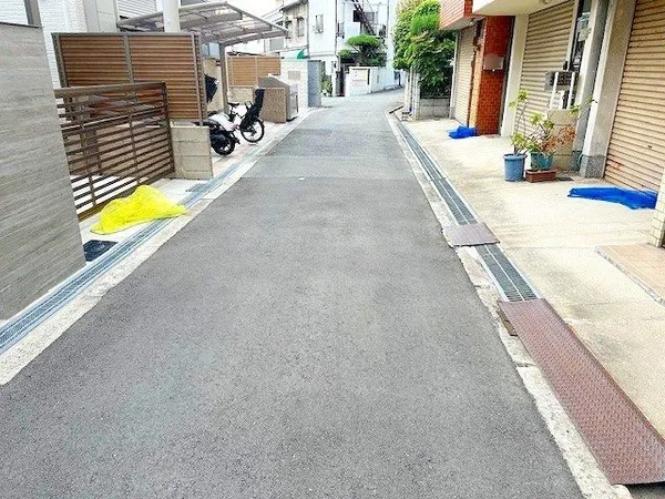 こちらが前面道路でございます。