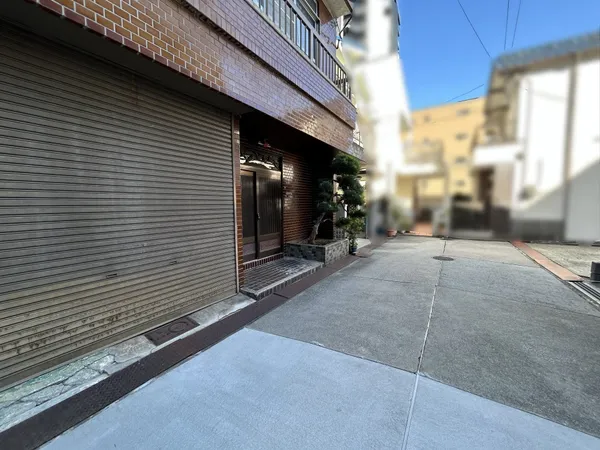 こちらが前面道路含む外観でございます。