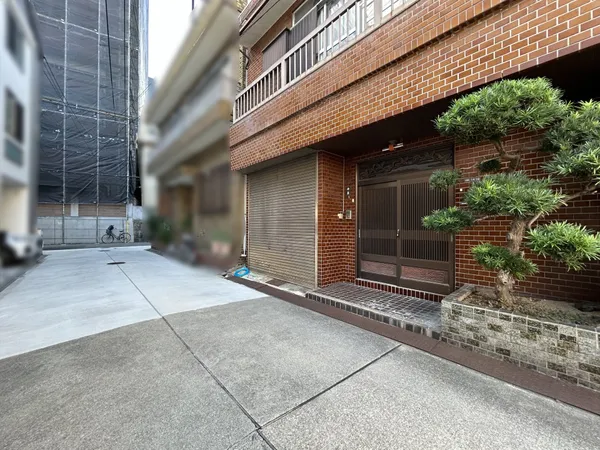 こちらが前面道路含む外観でございます。