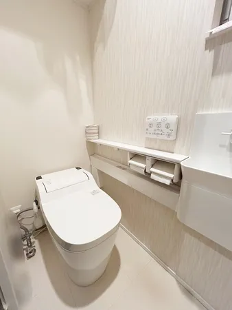 【2Fトイレ】温水洗浄便座と手洗い器付きのトイレを設置しています。