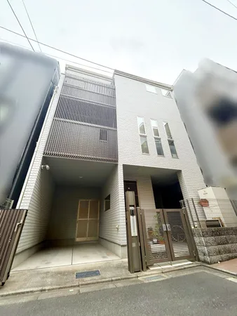 外壁には旭化成パワーボードを採用。耐久性・断熱性・耐火性に優れ、安心して長く暮らせる住まいです。