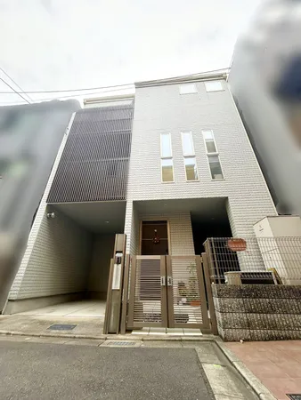 駐車スペースあり（車種による）バイク置場や駐輪場も別に確保された、ゆとりある設計です！