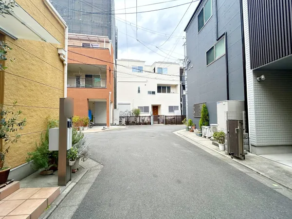 【前面道路】旧開発分譲地につき、前面道路が綺麗に整備されております！