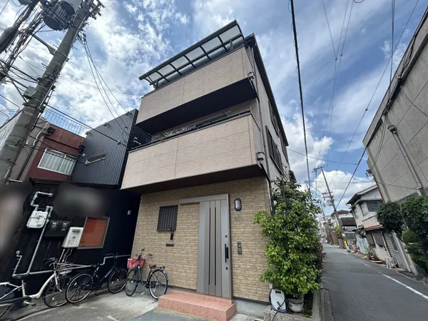 平成17年築の3階建でございます。