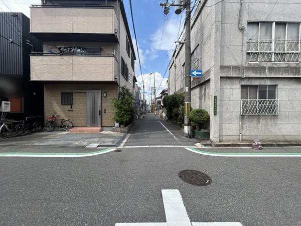 前面道路含む外観でございます。