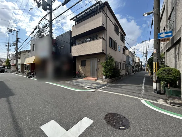 前面道路含む外観でございます。