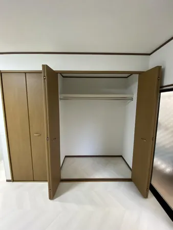 収納にはハンガーパイプが付いており、枕棚もございます。