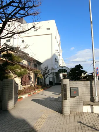 徒歩8分。
