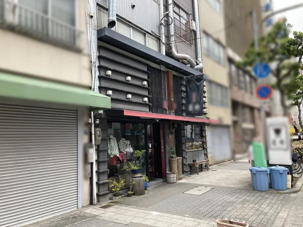 西側２棟の建物１階および２階部分は焼肉店に賃貸中です。