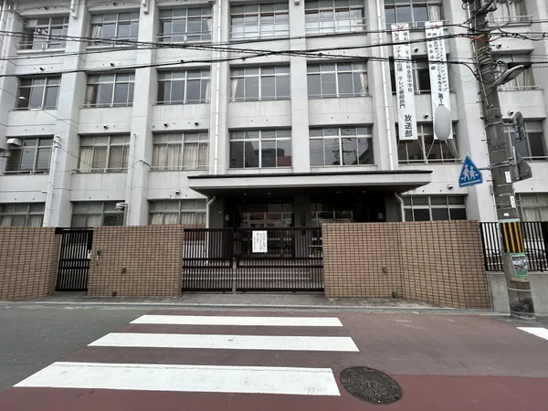 桃谷中学校　徒歩13分。