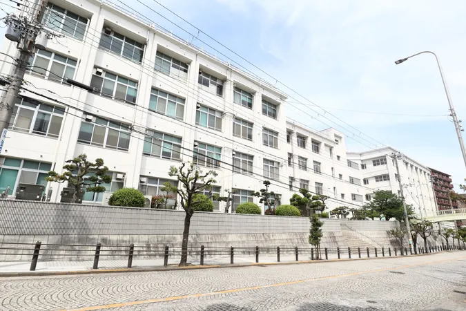 真田山小学校　徒歩6分。