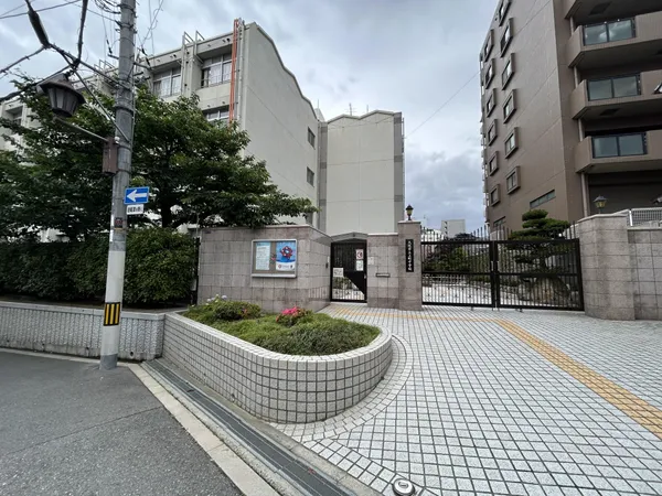 大阪市立上町中学校　徒歩5分。