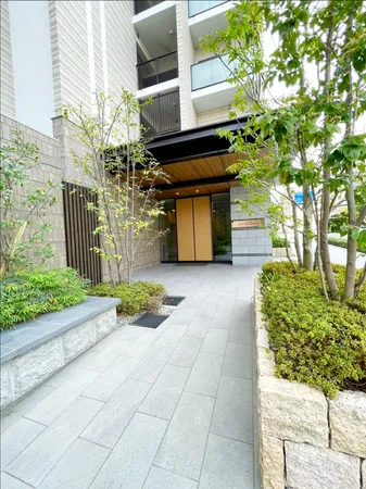 手入れが行き届いた綺麗なエントランスです。植栽が施されており、毎日自然を感じられます。