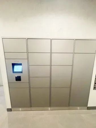 不在の際でも便利な宅配ボックスがございます。