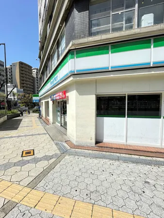 ファミリーマート谷町千日前通店　徒歩2分。