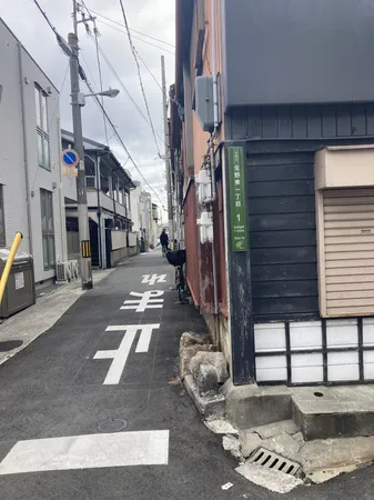 東側前面道路を含む外観