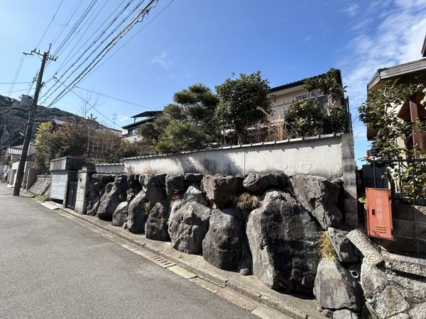 宇治市明星町 古家付土地 前面道路含む外観 宇治市明星町 古家付土地 前面道路含む外観