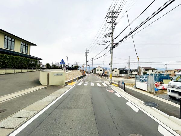 伏見区桃山町正宗 新築6号棟 前面道路含む外観 伏見区桃山町正宗 新築6号棟 前面道路含む外観