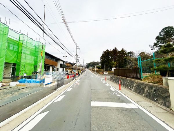 伏見区桃山町正宗 新築7号棟 前面道路含む外観 伏見区桃山町正宗 新築7号棟 前面道路含む外観